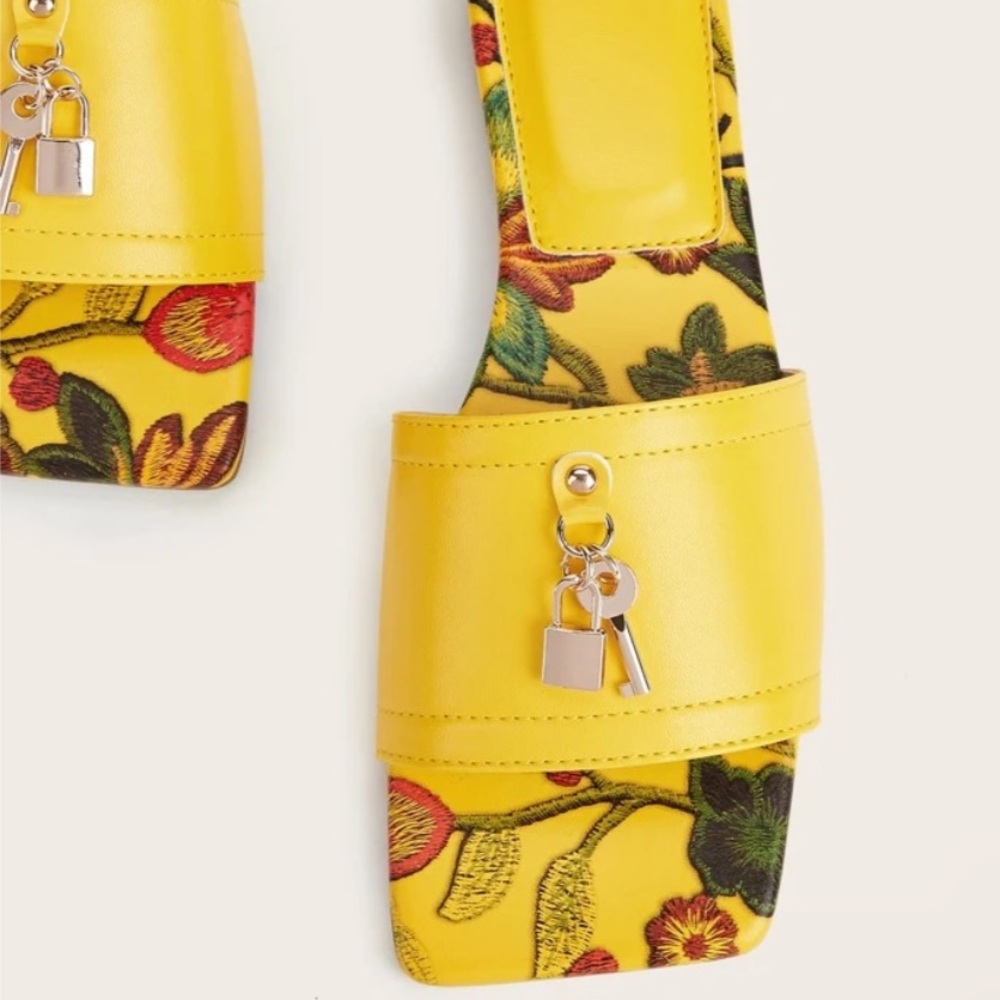 Key & Lock Sandals - Picture 3 of 4